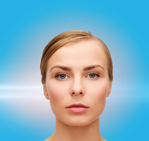 conceito de saúde e beleza - close-up do rosto de mulher jovem e bonita