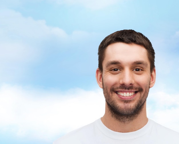 conceito de saúde e beleza - retrato de um jovem bonito sorridente