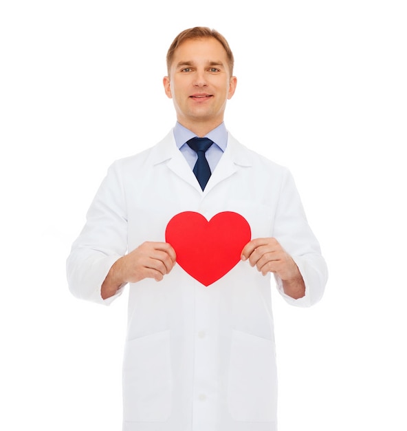 conceito de saúde e medicina - médico masculino sorridente com coração vermelho