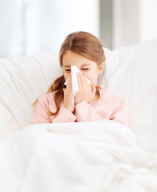 conceito de saúde e medicina - menina doente com lenço de papel