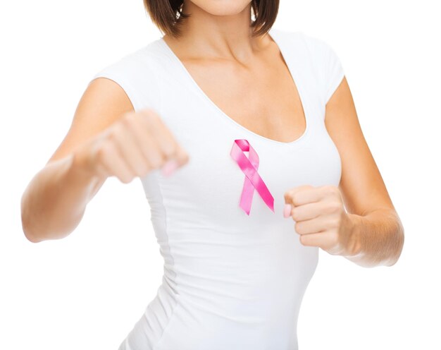 conceito de saúde e medicina - mulher em uma camiseta em branco com uma fita rosa de conscientização do câncer de mama