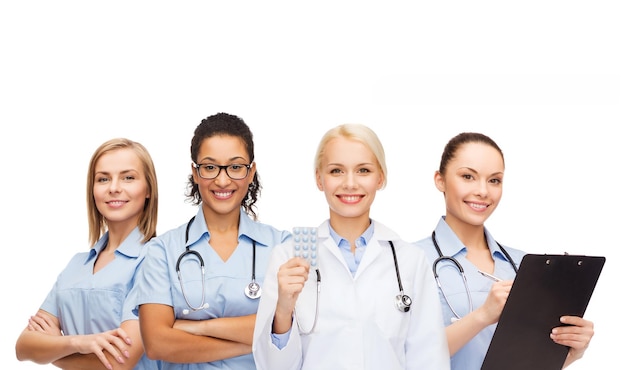 conceito de saúde e medicina - sorrindo médica e enfermeiras com estetoscópio