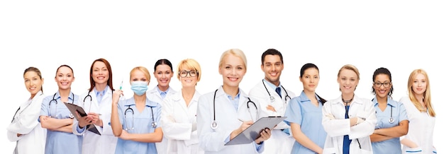 Conceito de saúde e medicina - sorrindo médicas e enfermeiras com estetoscópio