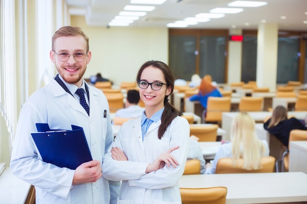 Conceito de saúde e médico - dois médicos no hospital