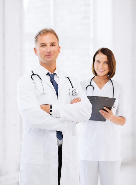 conceito de saúde e médico - dois médicos no hospital