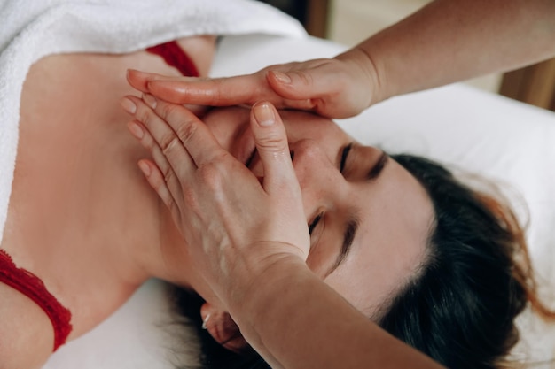 Conceito de saúde Massoterapeuta fazendo massagem
