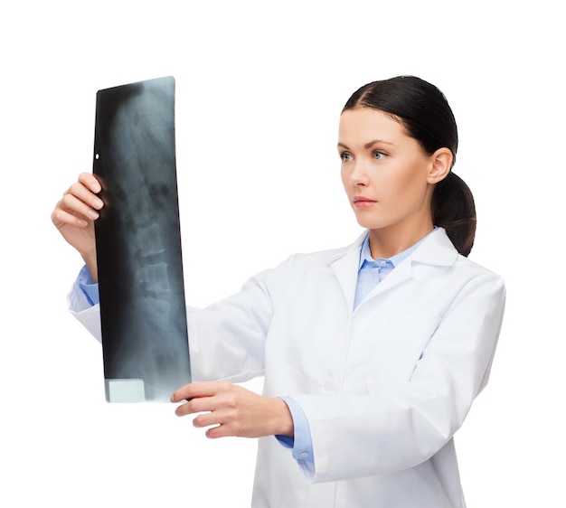 conceito de saúde, medicina e radiologia - médica séria olhando para o raio-x
