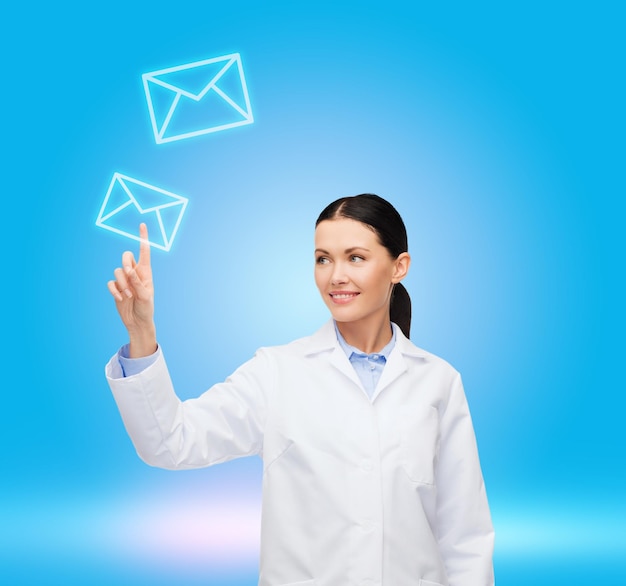 Foto conceito de saúde, medicina e tecnologia - médica sorridente apontando para envelope