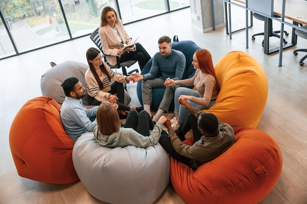 Foto conceito de saúde mental sentado e falando um grupo de pessoas está tendo uma reunião de terapia juntos