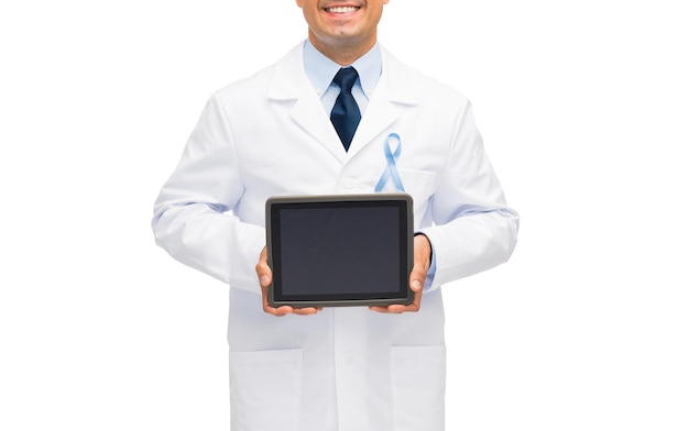 Conceito de saúde, pessoas e medicina - close-up de sorridente médico masculino de jaleco branco com fita de conscientização de câncer de próstata azul céu segurando computador tablet pc