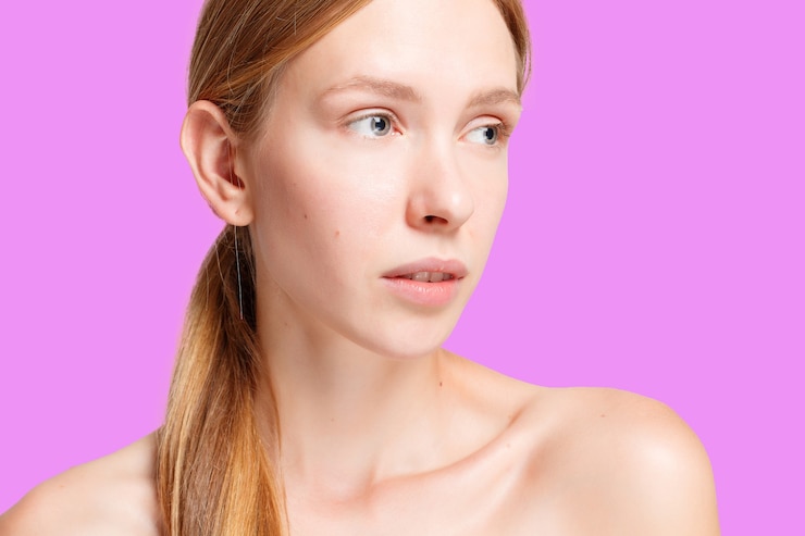 Foto conceito de saúde, pessoas, juventude e beleza - retrato de rosto de mulher de beleza. modelo de spa linda garota com pele limpa, fresca perfeita. mulher loira olhando para a câmera e sorrindo. juventude e o conceito de cuidados com a pele.