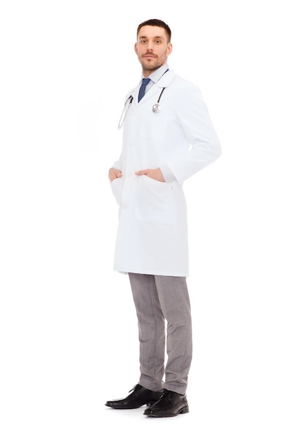 conceito de saúde, profissão e medicina - médico masculino com estetoscópio em jaleco branco sobre fundo branco