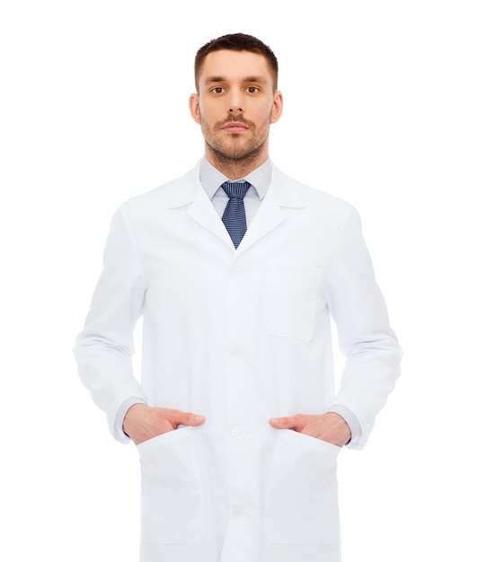 conceito de saúde, profissão e medicina - médico masculino de jaleco branco sobre fundo branco