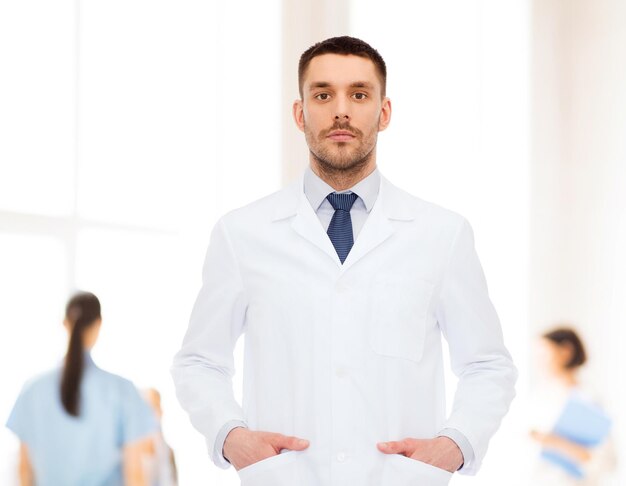 conceito de saúde, profissão e medicina - médico masculino de jaleco branco sobre fundo branco