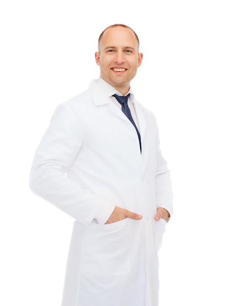 conceito de saúde, profissão e medicina - médico sorridente de jaleco branco sobre fundo branco