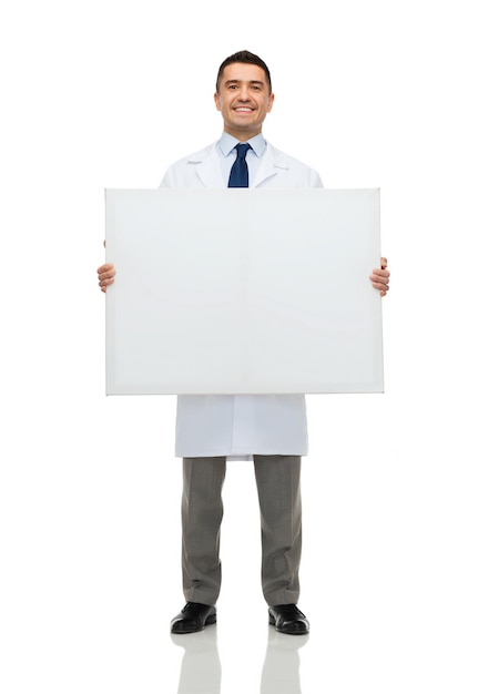 conceito de saúde, propaganda, pessoas e medicina - médico ou cientista masculino sorridente de jaleco branco segurando quadro branco em branco