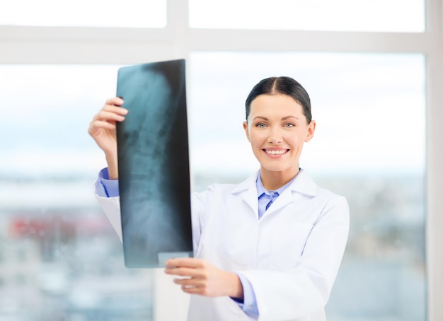 conceito de saúde, radiologia e medicina - jovem médico sorridente no gabinete