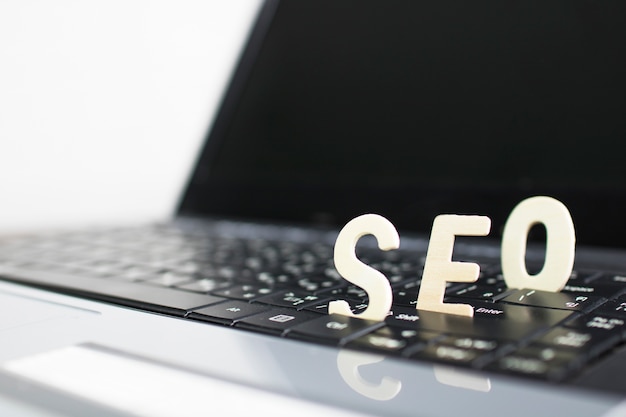 Conceito de Search Engine Optimization, madeira de SEO no notebook