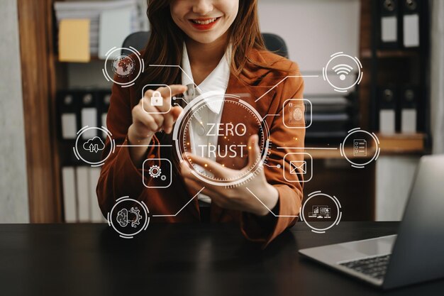 Foto conceito de segurança de confiança zero pessoa que usa computador e tablet com ícone de confiança zero no ecrã virtual das empresas de dados no escritório