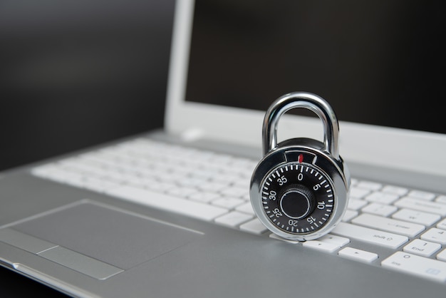 Conceito de segurança informática, cadeado no teclado do laptop.