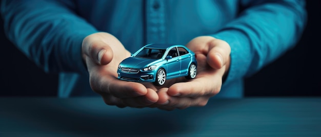 Conceito de seguro automóvel com mãos masculinas segurando um carro azul criado digitalmente