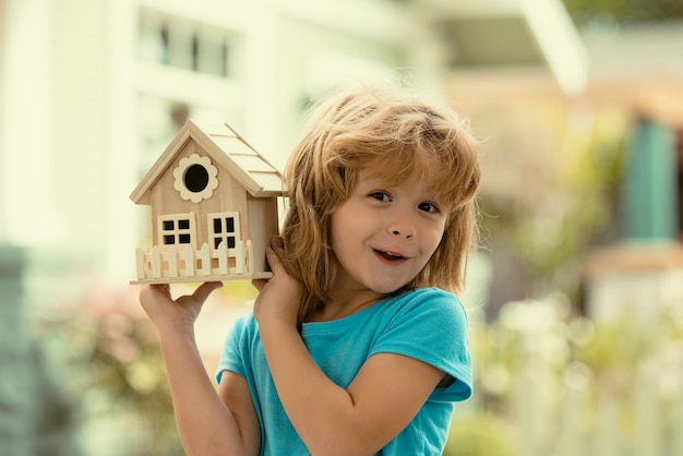 Conceito de seguro de proteção doméstica para meninos Cuidados domésticos nas mãos de crianças Conceito de projeto de bordado ou diy
