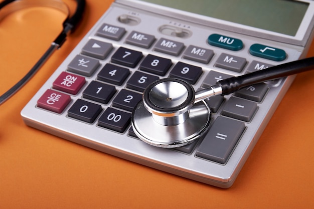 Conceito de seguro de saúde médico. Relatório do contador com estetoscópio, calculadora e óculos.