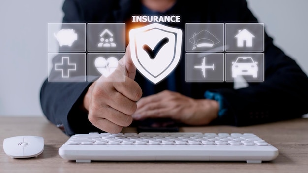 Foto conceito de seguro na tela azul virtual com ícones