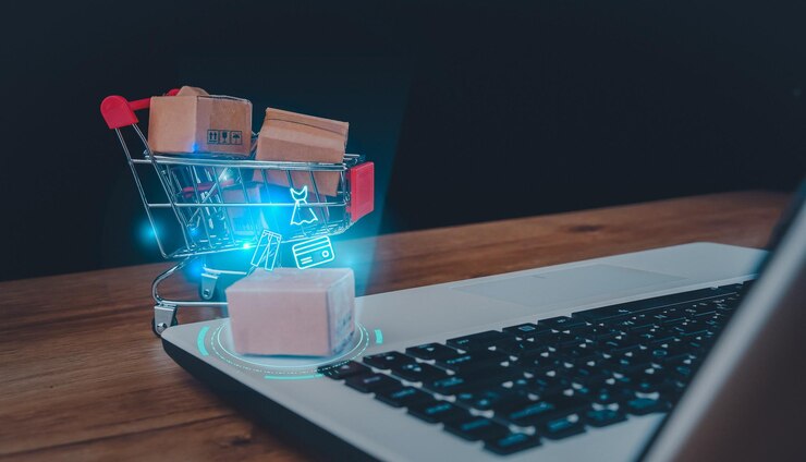 Foto conceito de serviço de compras e entregas on-line caixas de papel castanho em um carrinho de compras com teclado de laptop em mesa de madeira em fundo de escritório os clientes encomendam coisas de sites de varejistas via internet