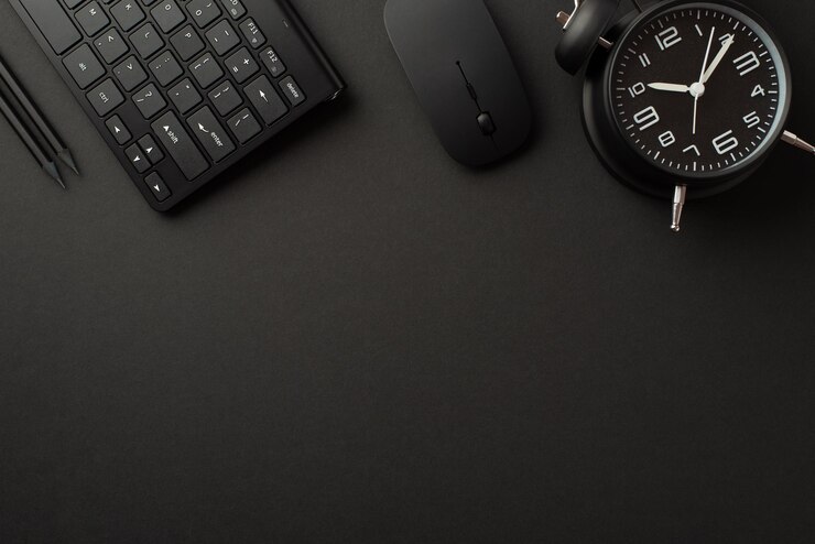 Conceito de sexta-feira negra Foto de vista superior de lápis de despertador preto, mouse de computador e teclado em fundo preto isolado com espaço vazio