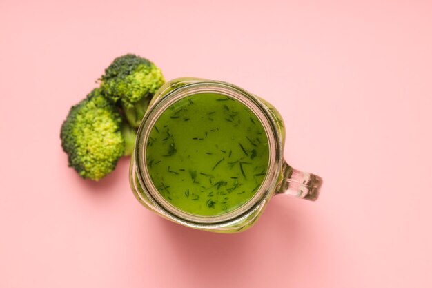 Conceito de smoothie de desintoxicação verde de nutrição saudável e estilo de vida saudável