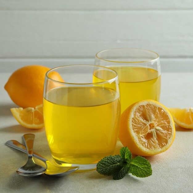 Conceito de sobremesa com geleia de limão na mesa texturizada branca