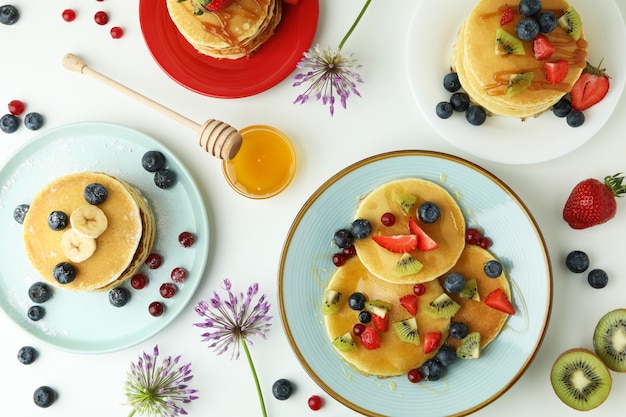 Conceito de sobremesa deliciosa com panquecas em fundo branco