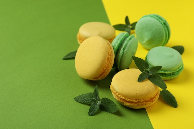 Conceito de sobremesa saborosa com macarons em fundo de dois tons