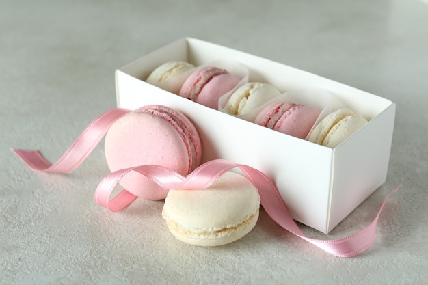 Conceito de sobremesa saborosa com macaroons em fundo branco texturizado