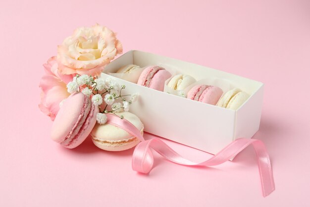 Conceito de sobremesa saborosa com macaroons em fundo rosa