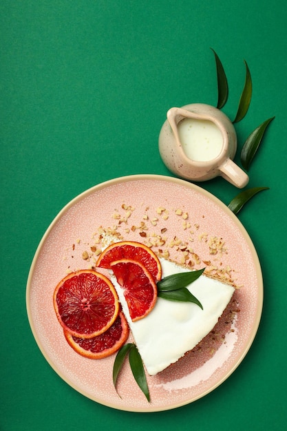 Conceito de sobremesa saborosa com torta de merengue com vista superior cítrica