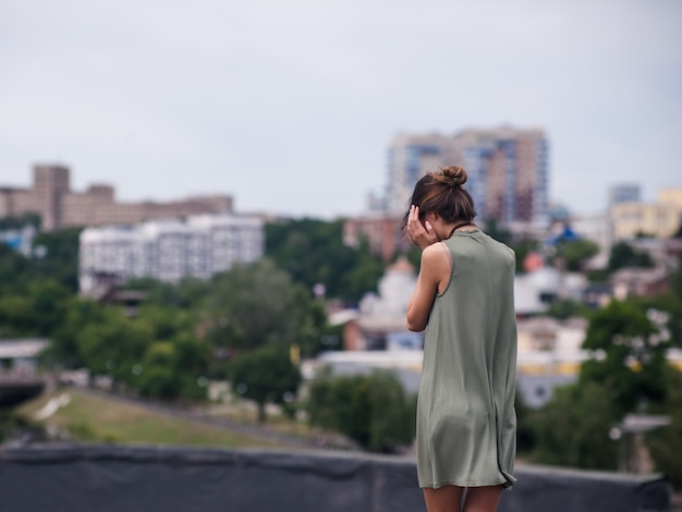 Conceito de solidão de mulher de depressão de telhado. Sozinho com os problemas. Pesar e dor.