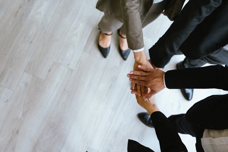 Foto conceito de solidariedade de quatro empresários asiáticos