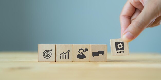 conceito de solução AICRM Estratégia de marketing orientada a dados com IA Para o plano de marketing que fornece interação automatizada com o cliente Segure cubos de madeira com ícone AICRM em fundo cinza espaço de cópia