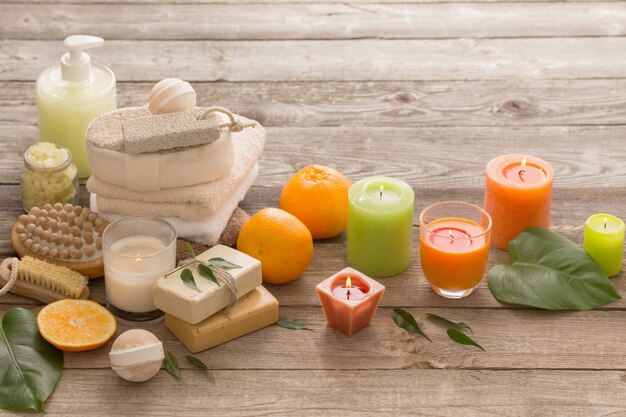 Conceito de spa com frutas laranja na mesa de madeira velha