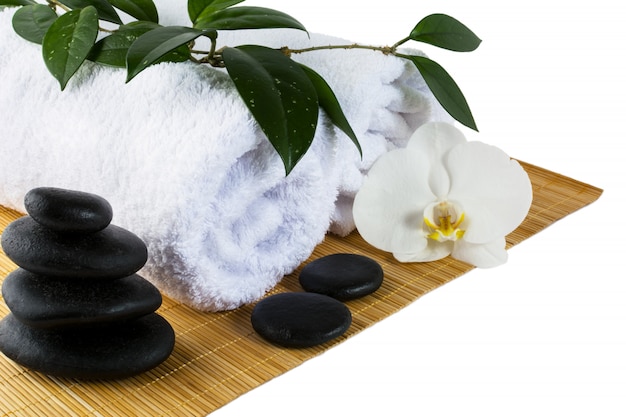 Conceito de spa com pedras brancas de orquídea e spa isolado no branco