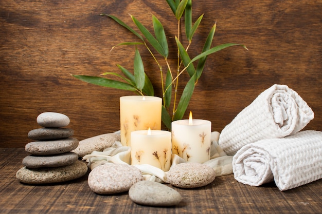 Conceito de Spa com velas e toalhas acesas