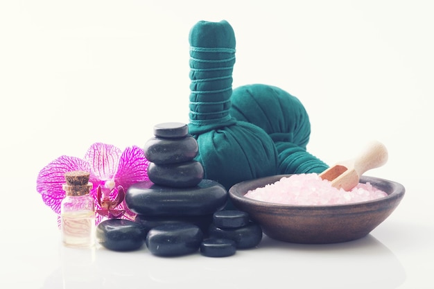 Conceito de spa isolado em fundo branco Aromaterapia