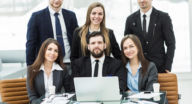 Conceito de sucesso nos negócios uma equipe profissional de negócios no local de trabalho no escritório