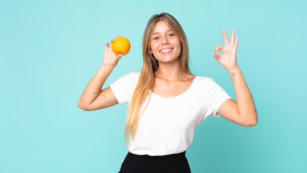 Conceito de suco de laranja de mulher loira bonita