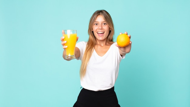 Conceito de suco de laranja de mulher loira bonita