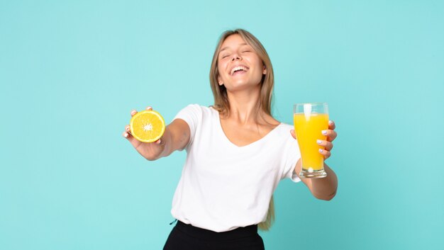 Conceito de suco de laranja de mulher loira bonita