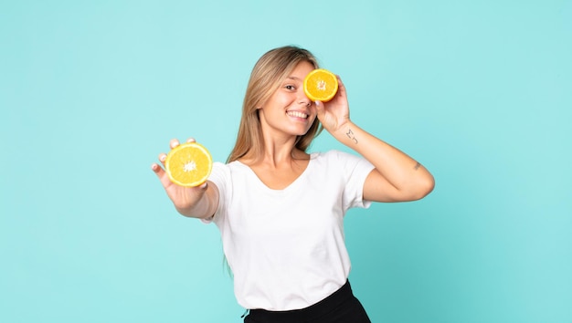 Conceito de suco de laranja de mulher loira bonita