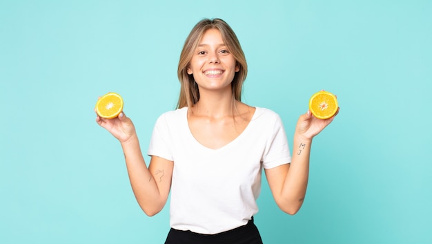 conceito de suco de laranja mulher jovem e bonita